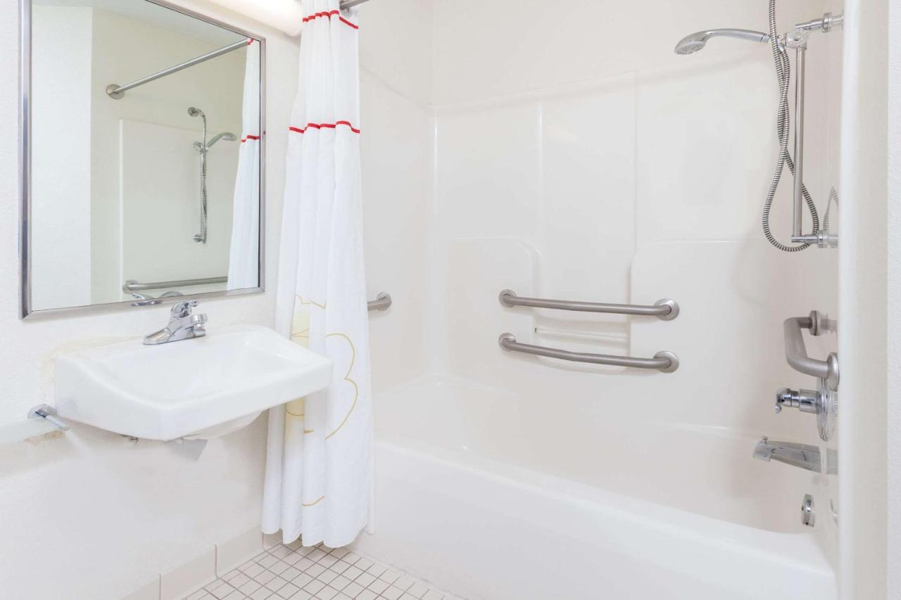 Zimmer mit Queensize-Bett und barrierefreier Badewanne – barrierefrei, Nichtraucher