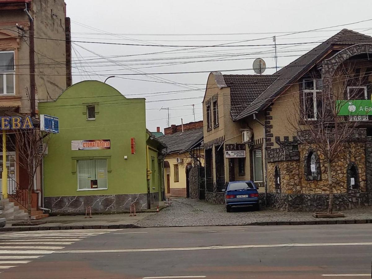 Двухярусная квартира в центре Мукачева, улица Мира - B&B