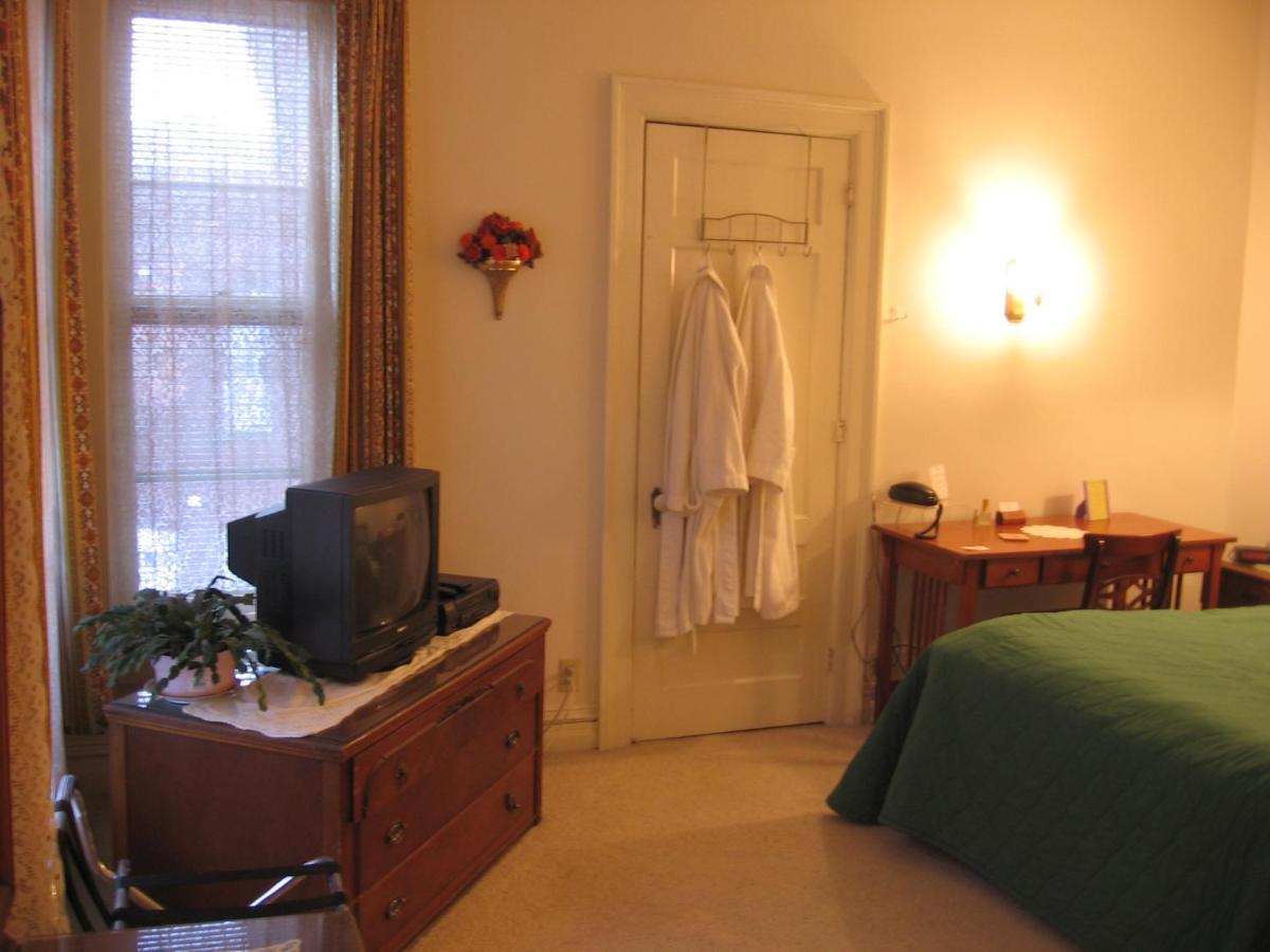 Standard Queen Room