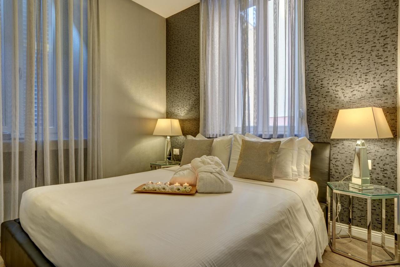 Superior Double Room-Via del Corso with balcony
