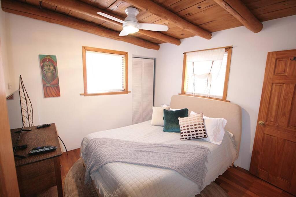 Galisteo Getaway - Courtyard - Near Railyard - B&B