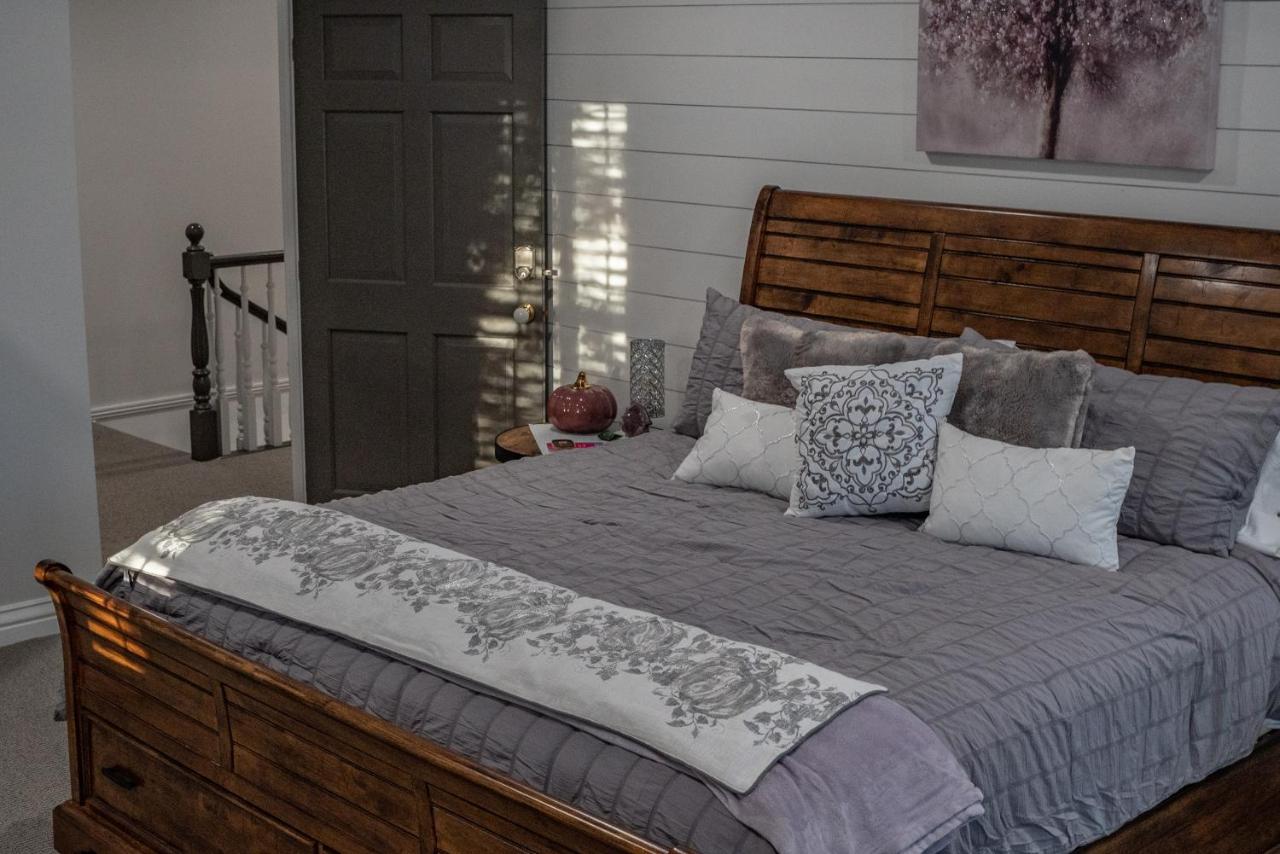Zimmer mit Kingsize-Bett und Gartenblick. 