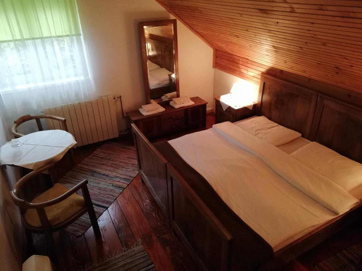 Tweepersoonskamer met 1 of 2 Bedden en Gedeelde Badkamer