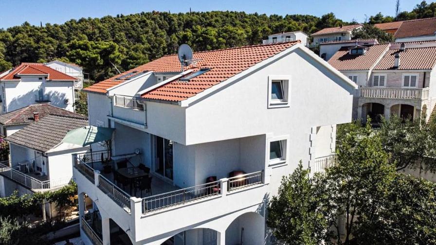 Genesis 3 - B&B Trogir