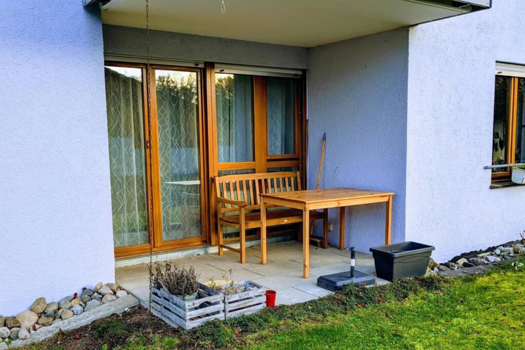 B&B Nürtingen - Helle Terrassenwohnung am Waldrand - Bed and Breakfast Nürtingen