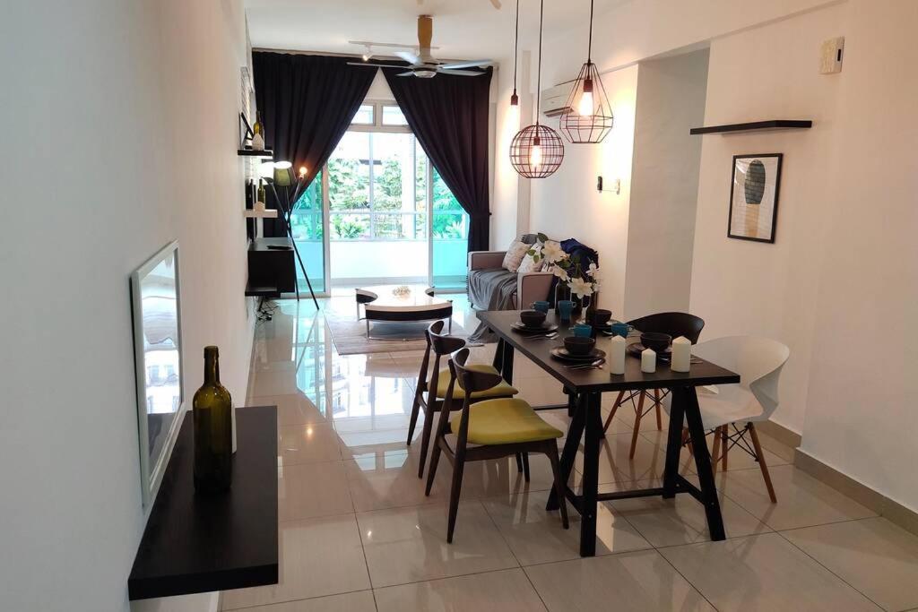 B&B Johor Bahru - MIDORI M Austin /3 bedrooms/ 7 pax/ Cozy/ Poolview - Bed and Breakfast Johor Bahru