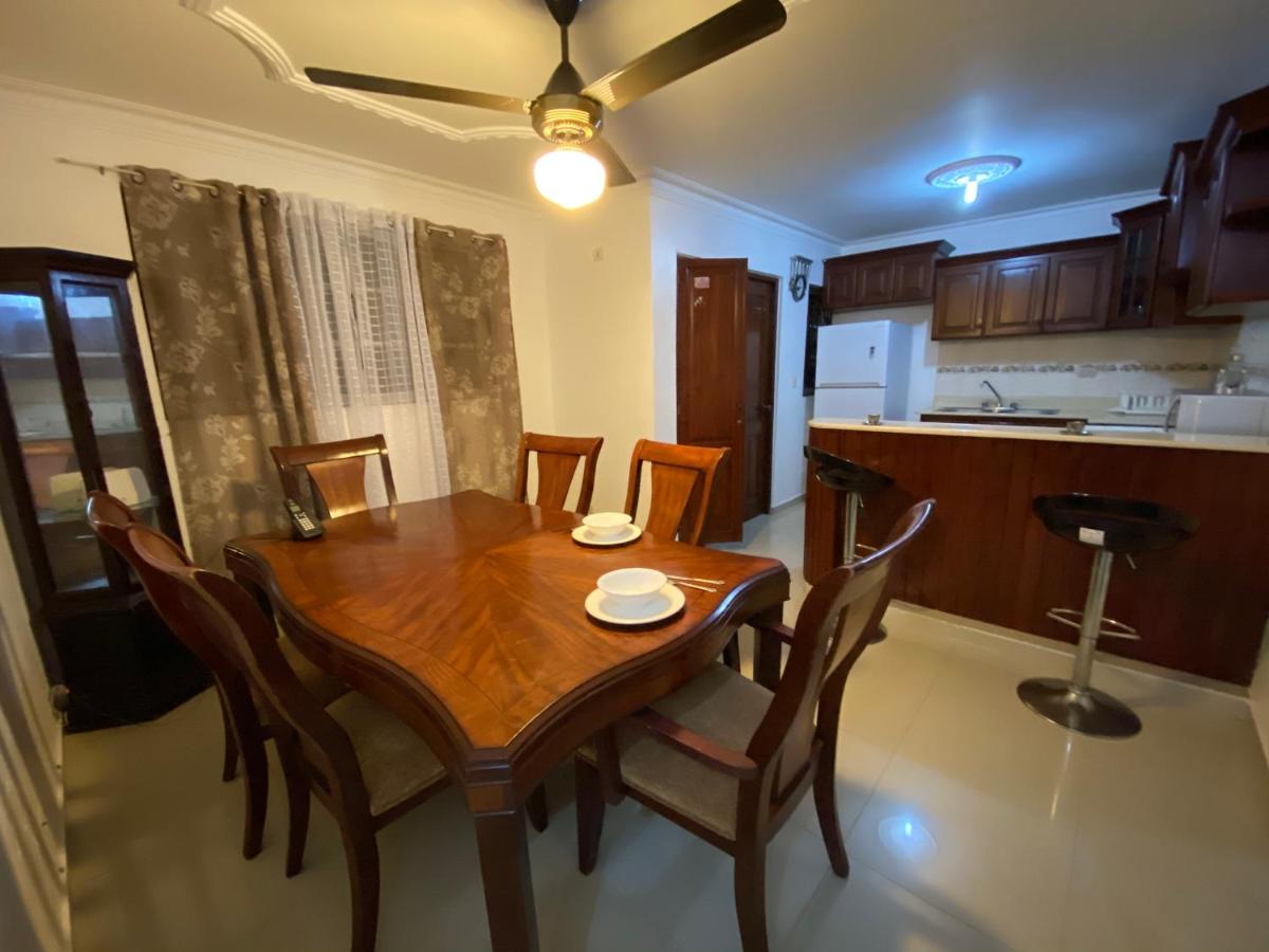 1Dom Rep - Huge cozy 3 bedrooms - close to all transportation Jacobo Majluta - Residencial Paradise V Colina Arroyo 1 - B&B