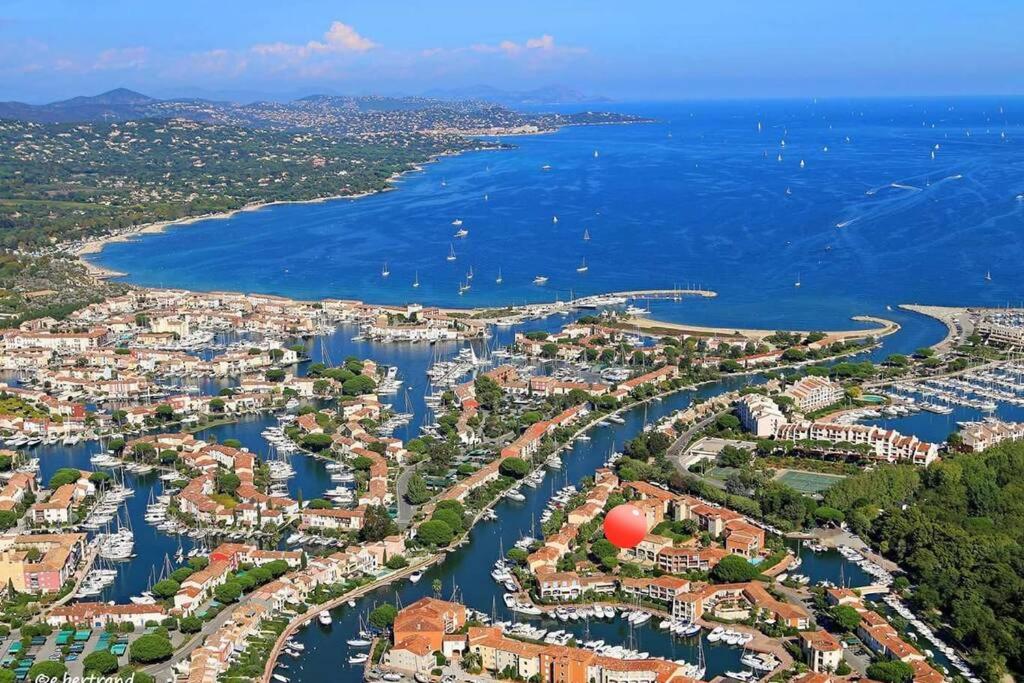 2 bedrooms, 15 min walk to beach, AC, pool & fiber internet in a quiet, private gated domain 5kms to St Tropez - Chambres d’hôtes