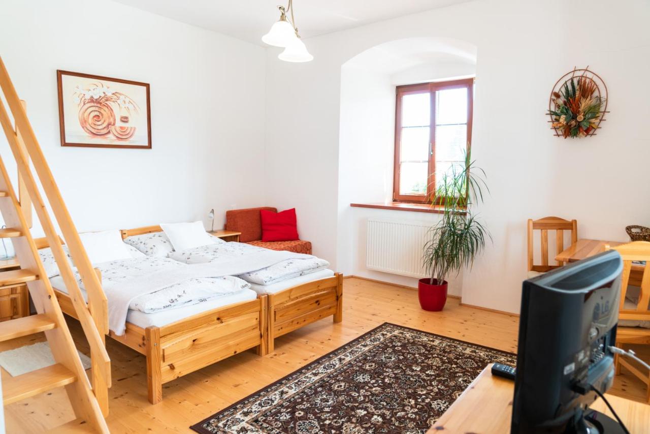 Tweepersoonskamer met 2 Aparte Bedden en Badkamer
