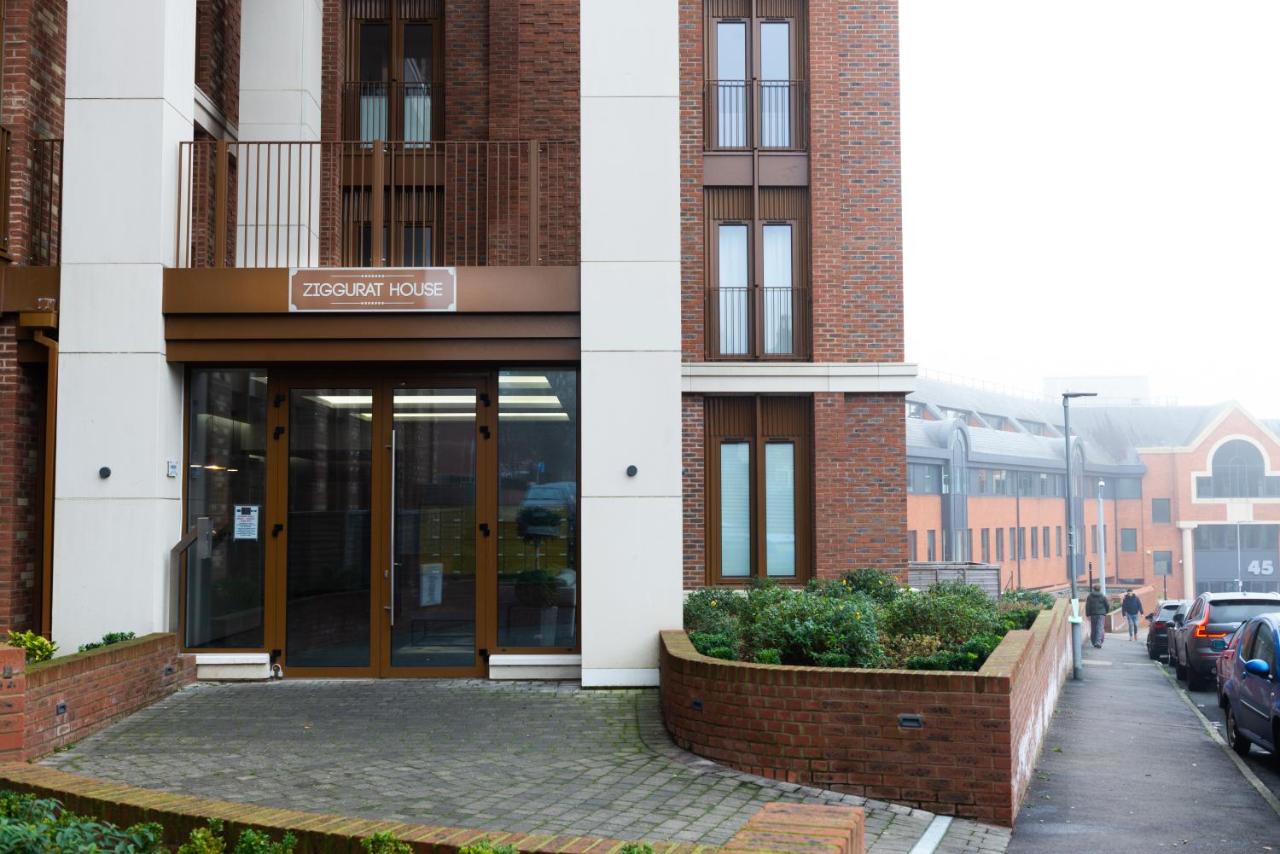 Absolute Stays at The Ziggurat - St Albans-High Street- Near Luton Airport - St Albans Abbey Train station -Close to London- Harry Potter World - The Odyssey Cinema-Contractors -London Road-Business-Leisure - Chambres d’hôtes