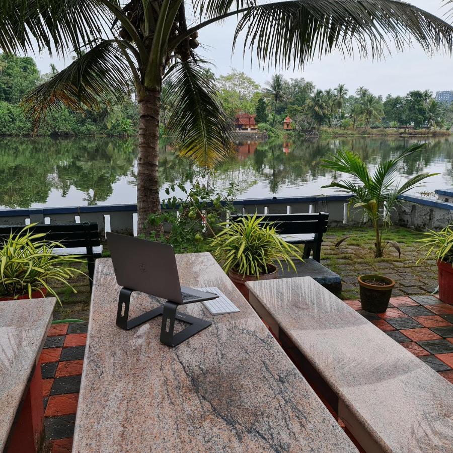 B&B Kochi - Muralee's Riverside Villa in Kochi - Bed and Breakfast Kochi