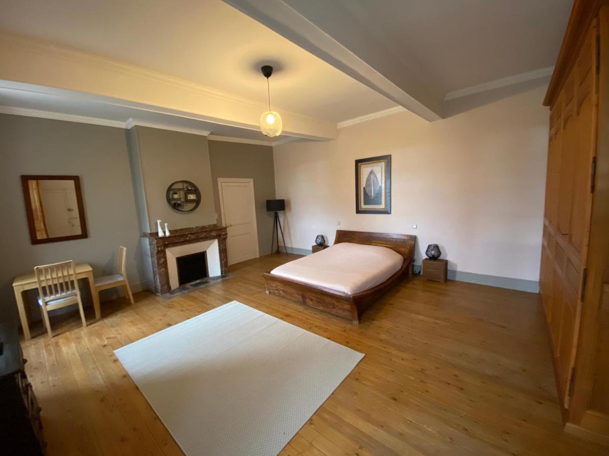 Zimmer mit Kingsize-Bett und Gartenblick.