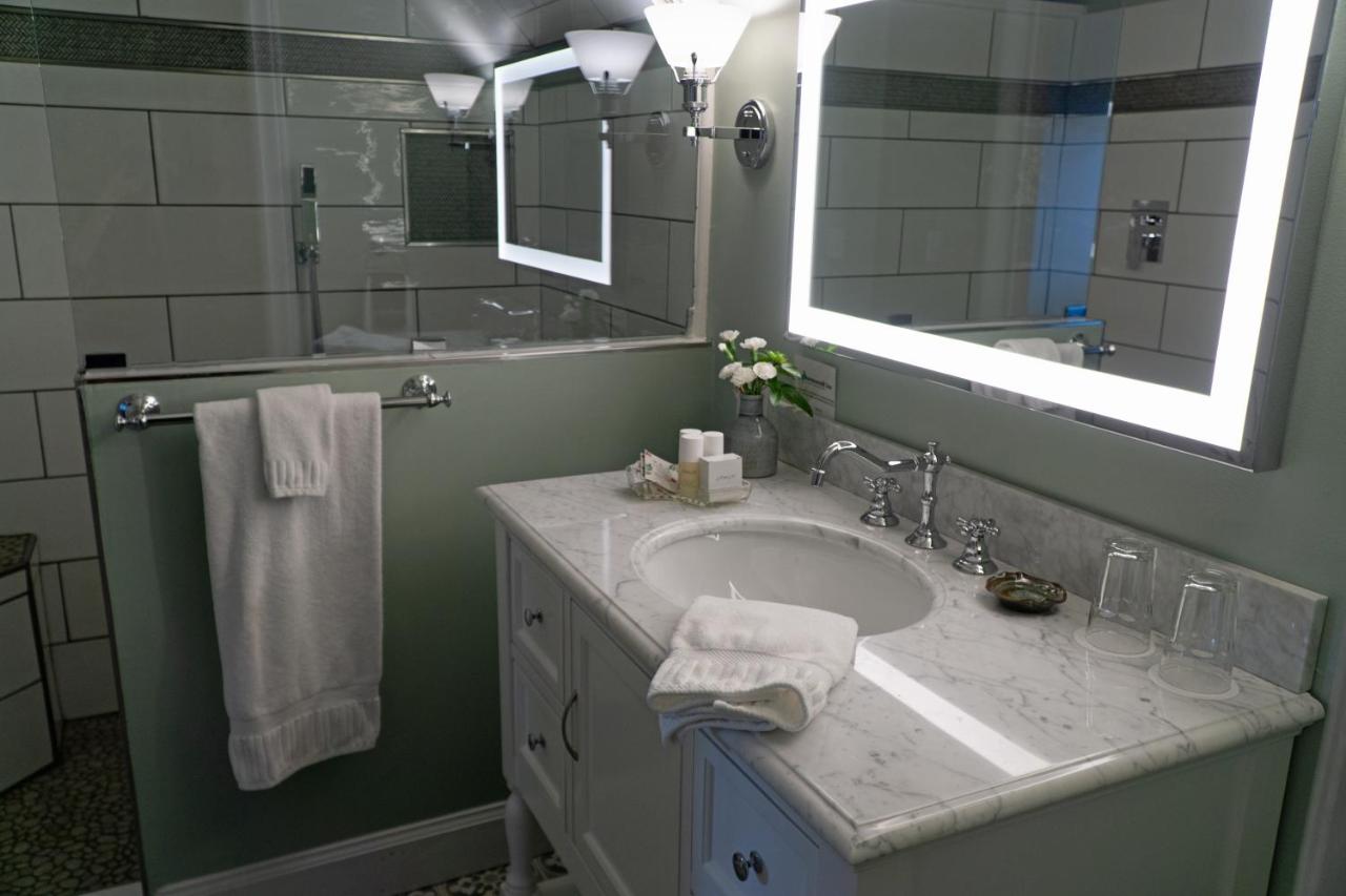 Habitación con cama extragrande y balcón