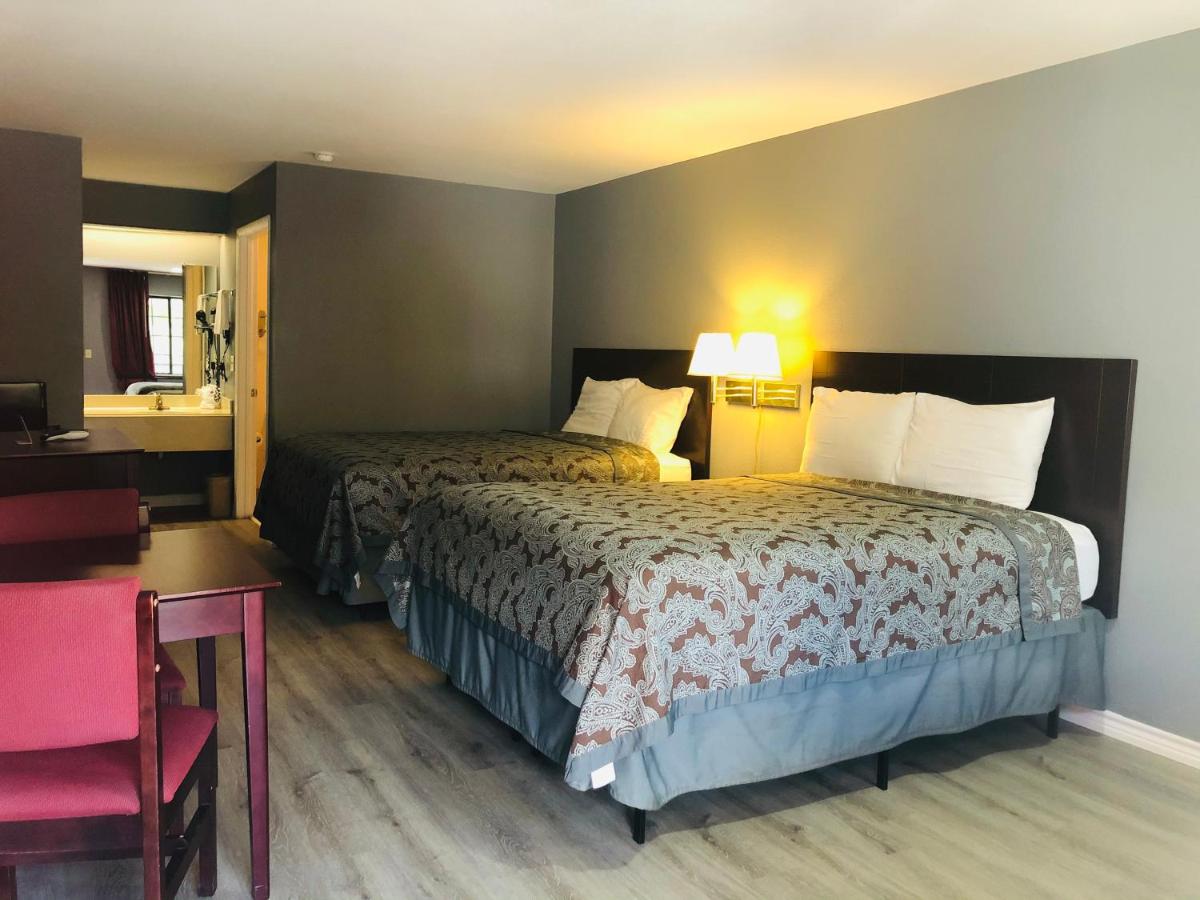 Queen Room with Two Queen Beds - Smoking