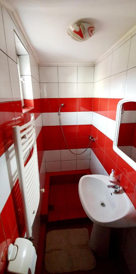 Tweepersoonskamer met 2 Aparte Bedden en Eigen Badkamer