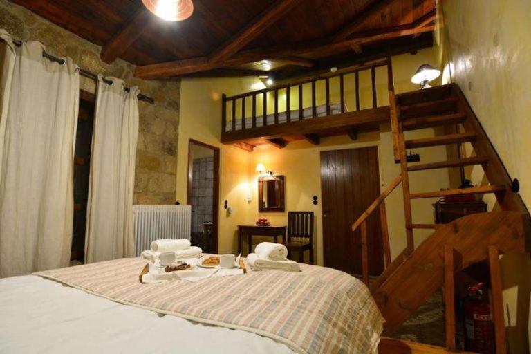 Zimmer mit Kingsize-Bett und Bergblick