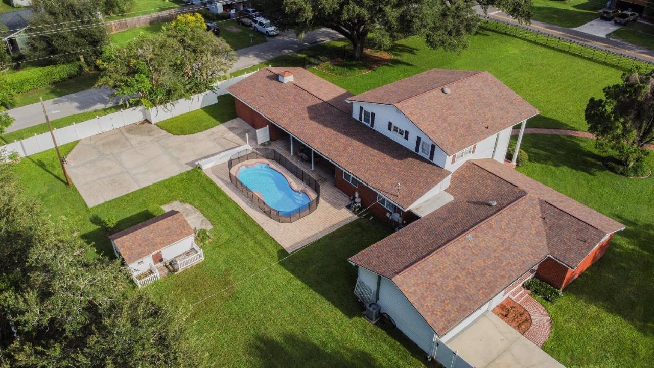 A Large Tropical Estate with 2 Acres of Space home - B&B Tampa