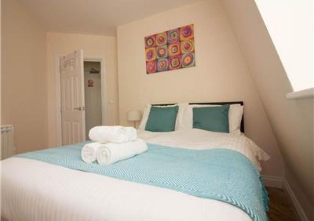 B&B Southampton - StayZo Serviced Accommodation 16 Premier Lodge - Bed and Breakfast Southampton