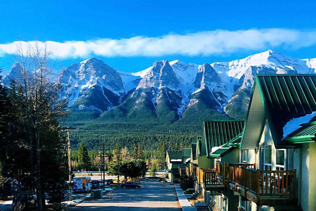 B&B Canmore - MountainView -PrivateChalet Sleep7- 5min to DT Vacation Home - Bed and Breakfast Canmore