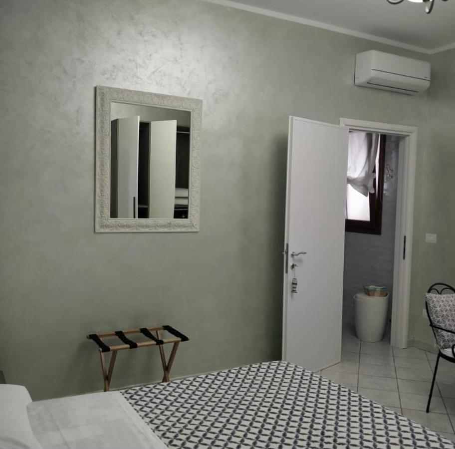 Habitación con cama extragrande y vistas al mar