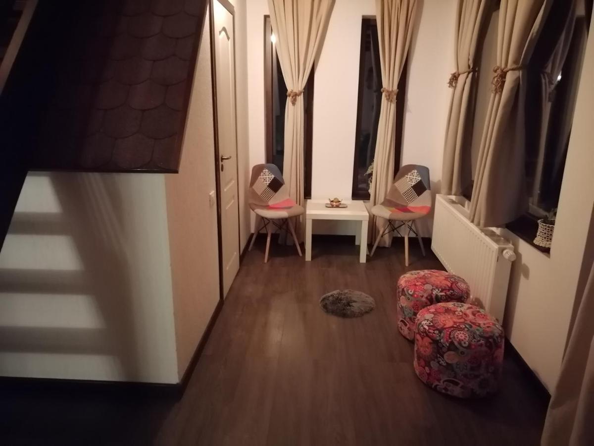 Zimmer mit Kingsize-Bett und Balkon