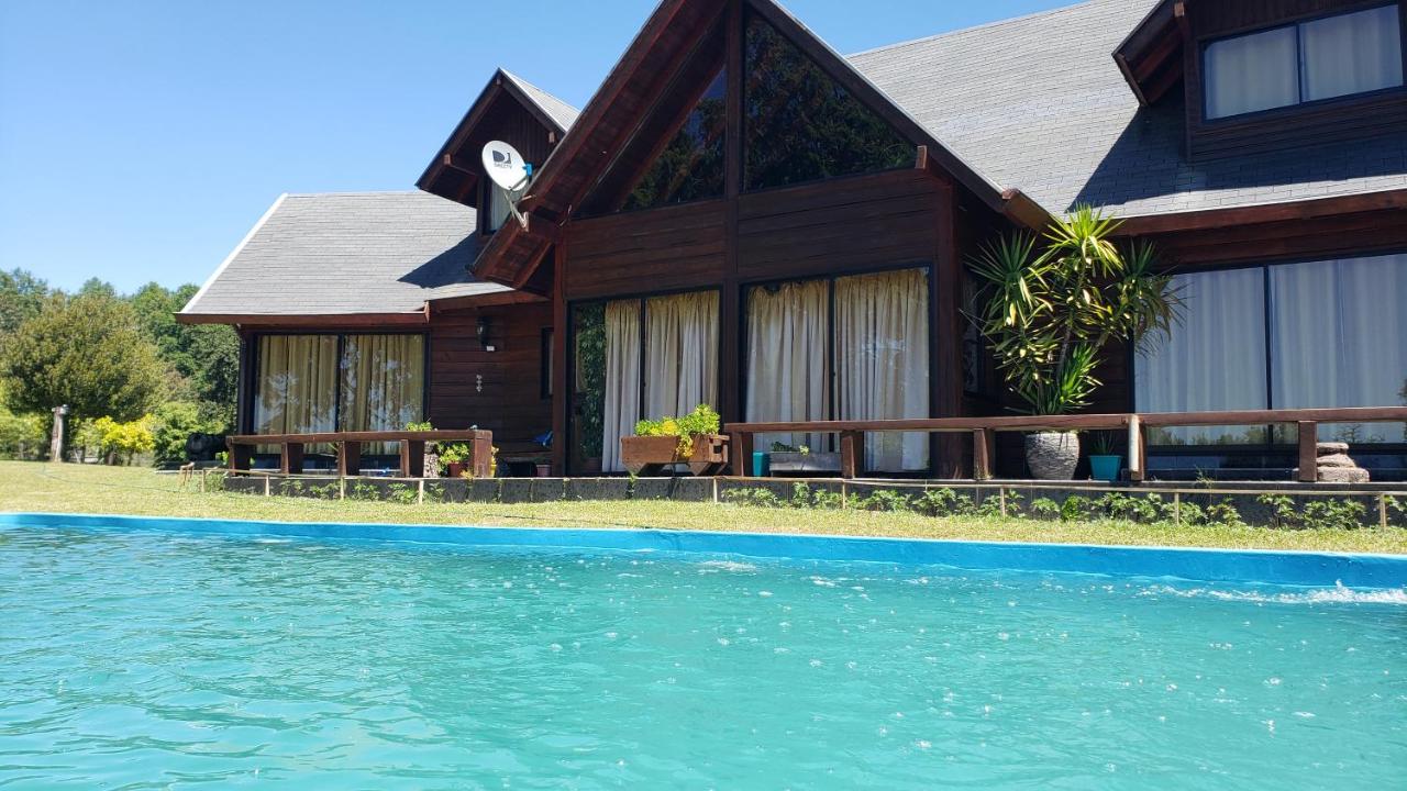 Casa Parque Los Arrayanes & Piscina - B&B Pucón