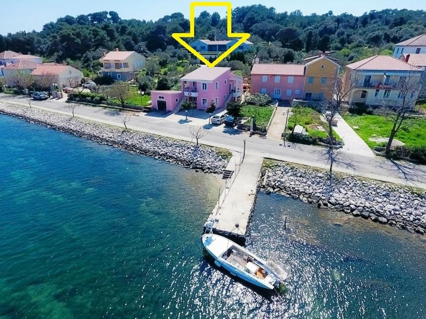 B&B Veli Rat - Apartments Zvone1 - at the water front - Bed and Breakfast Veli Rat