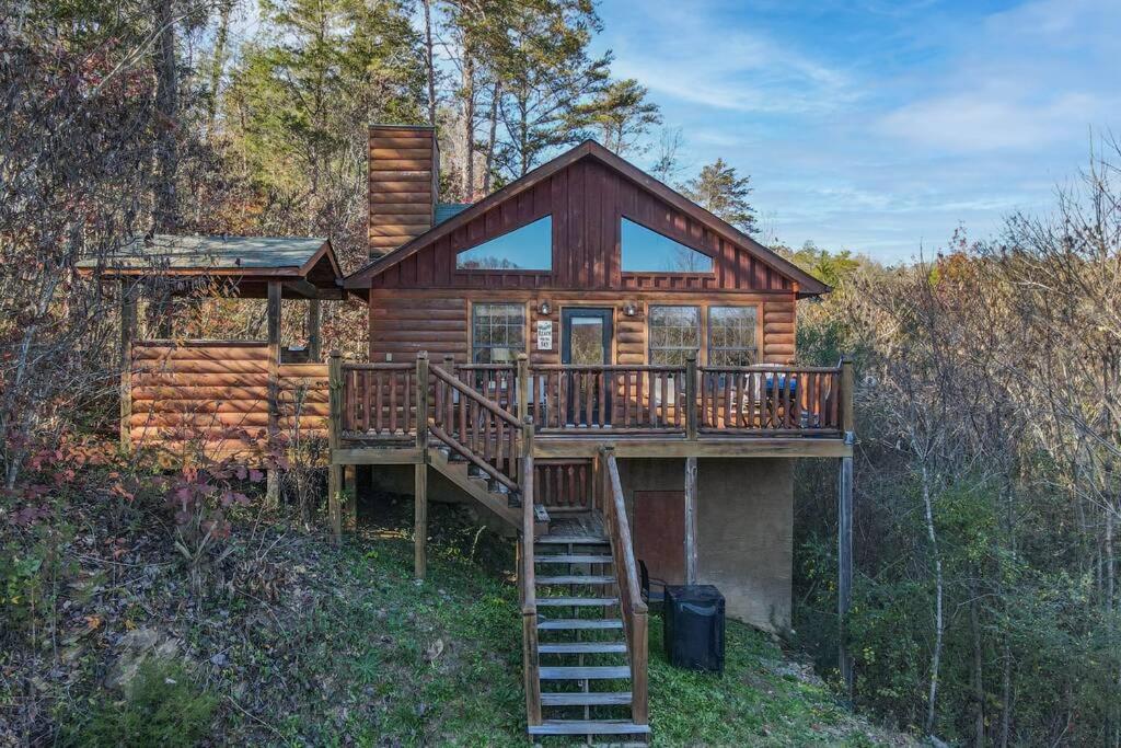 B&B Sevierville - Secluded Cabin Near Smoky Mountains. Hot Tub! Honeymoon! - Bed and Breakfast Sevierville