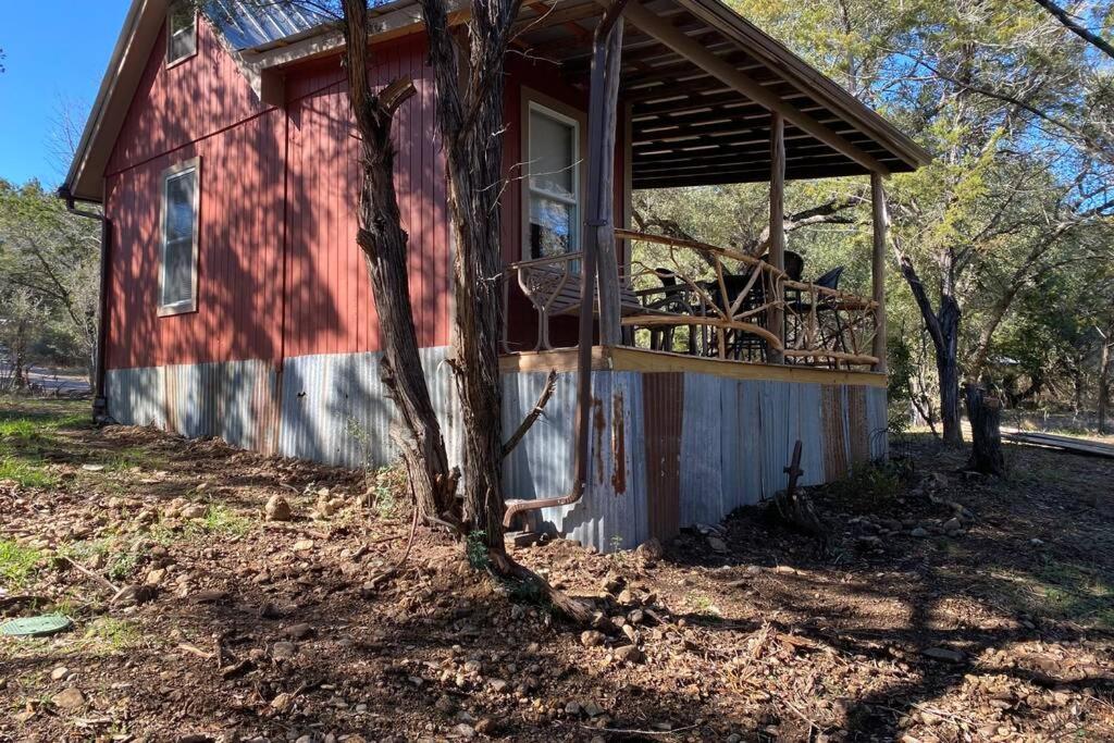 B&B Marble Falls - The Cowboy Cabin - Bed and Breakfast Marble Falls