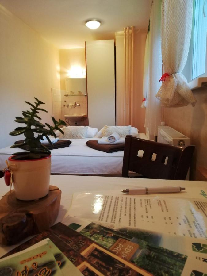 Chambre Double ou Lits Jumeaux avec Salle de Bains Commune