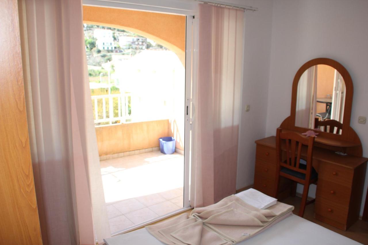 One-Bedroom Apartment with Balcony (5 Adults)