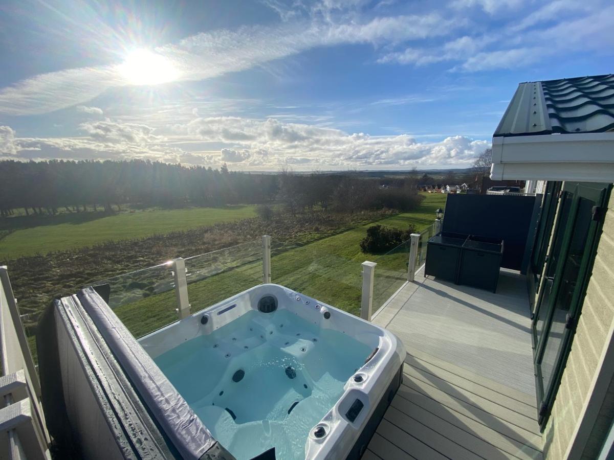 B&B Swarland - Hot Tub Lodge with Panoramic Views & Free Golf - Bed and Breakfast Swarland