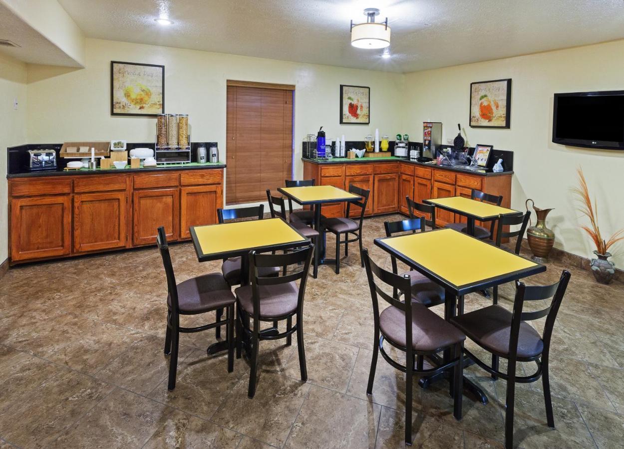 Texas Inn and Suites Raymondville - B&B