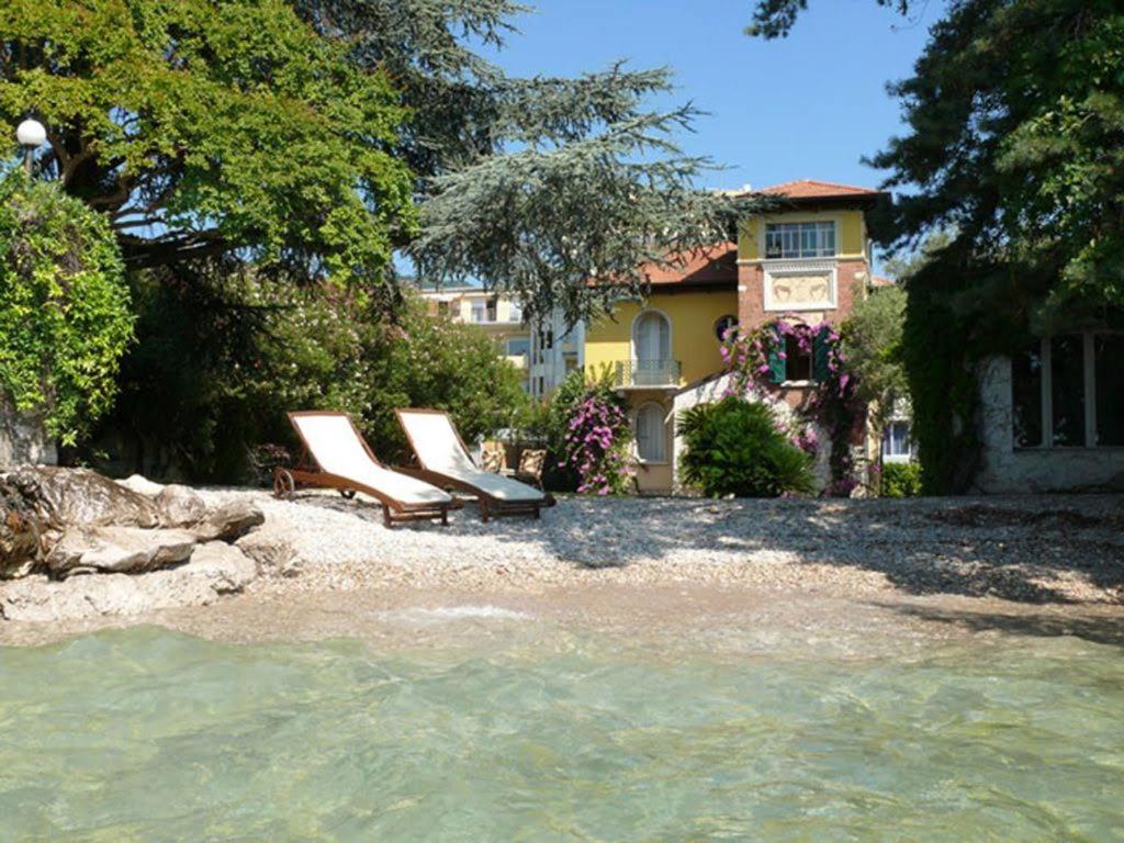 Villa Ondina - Wonderful villa with private beach and big garden - B&B