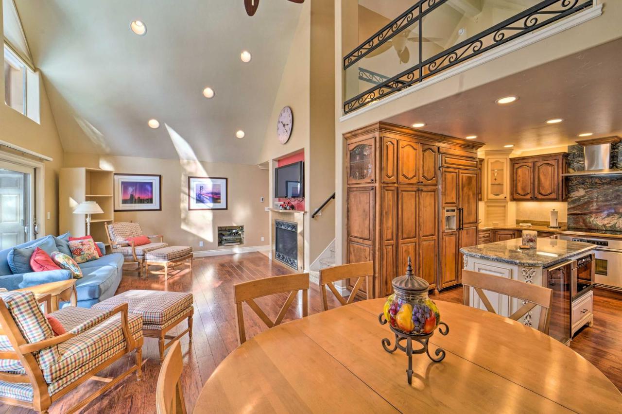 4 Mi to Dtwn Truckee: Tahoe Donner Home w/ Hot Tub - Chambres d'hôtes Truckee