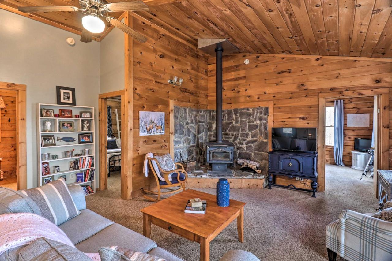 B&B Waynesville - Rustic-Yet-Cozy Cabin with Fire Pit in Smokies! - Bed and Breakfast Waynesville