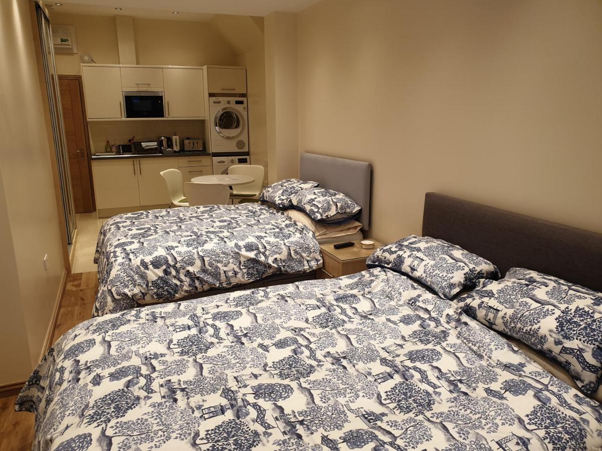 London Luxury Apartments 4 min walk from Ilford Station, with FREE PARKING FREE WIFI - Chambres d'hôtes Ilford