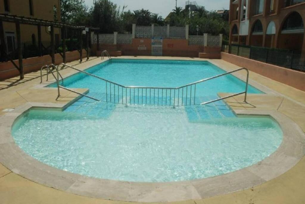 studio avec climatisation WIFI parking piscine - B&B