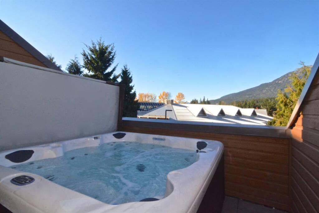 B&B Whistler - Hearthstone Lodge loft, Village centre, Private Hot tub, sleeps 6 - Bed and Breakfast Whistler