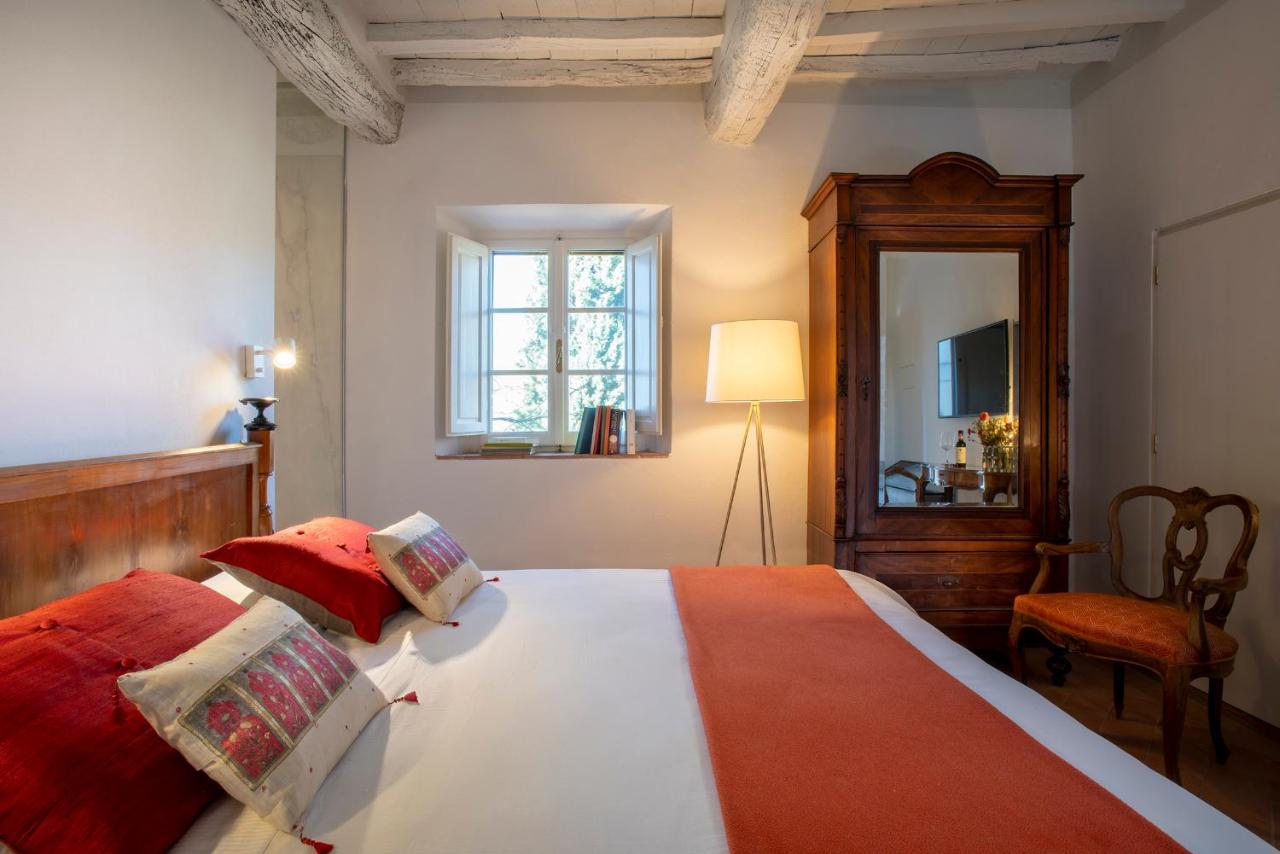 Habitación con cama grande