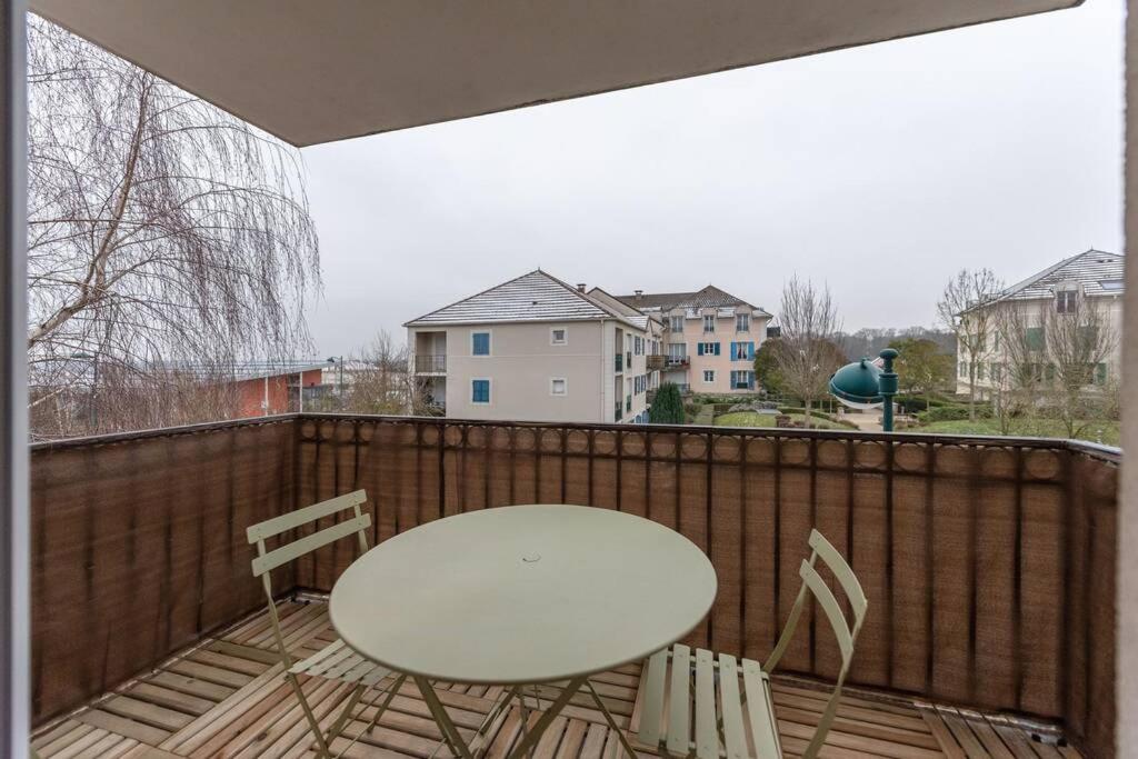 Arty Paris apartment Disneyland - B&B