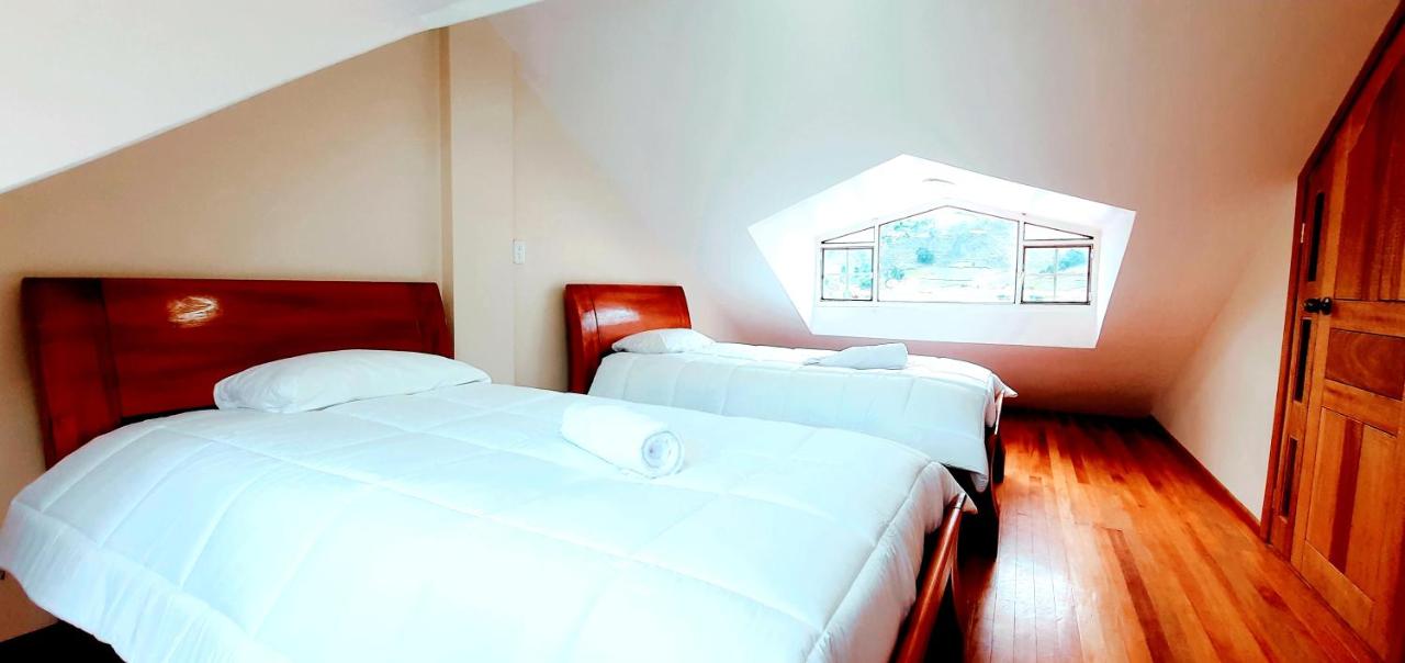 Zweibettzimmer mit eigenem Bad außerhalb des Zimmers