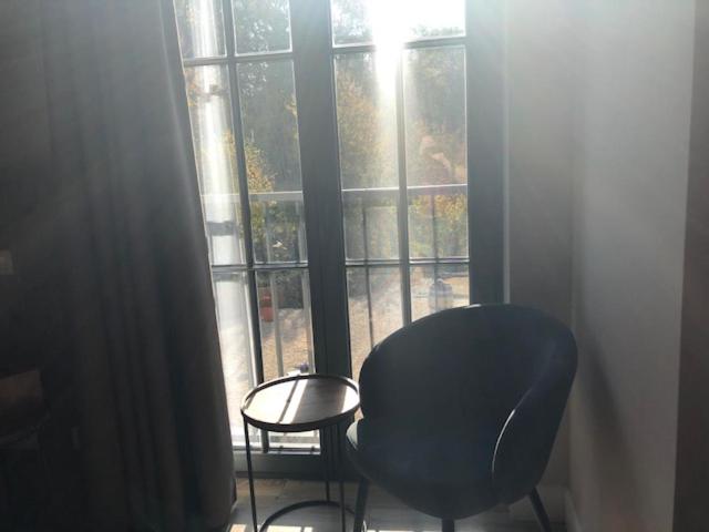 Zimmer mit Kingsize-Bett und Gartenblick.