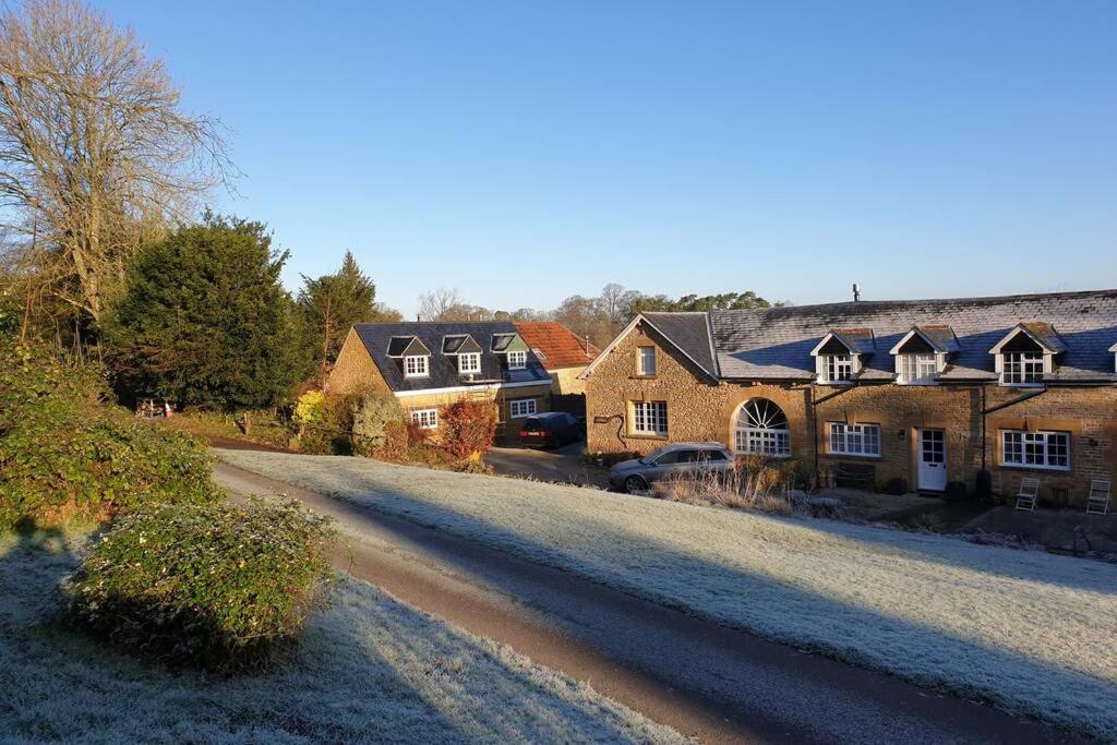Traditional coach house in rural private estate. - Ferienwohnung Yeovil