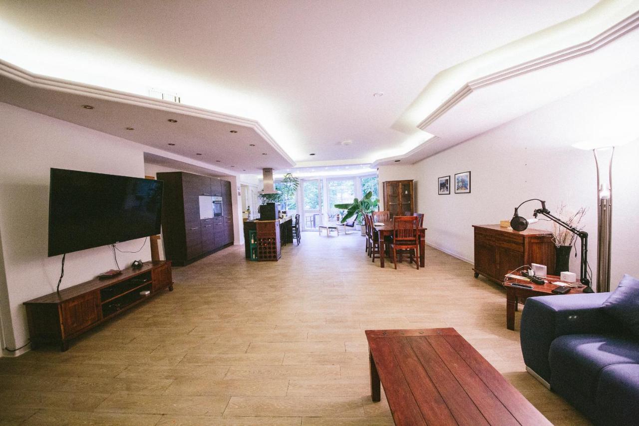 Große & voll ausgestattete Apartments, Studios, Doppelzimmer, Workspace, Parkplatz, Netflix, Prime & schnelles Wifi in ruhiger Lage mit Garten - B&B Rudolstadt