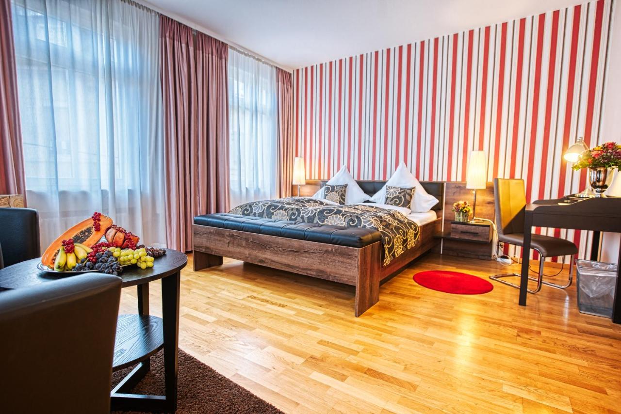 B&B Baden-Baden - Suiten Hotel Dependance Laterne - Bed and Breakfast Baden-Baden