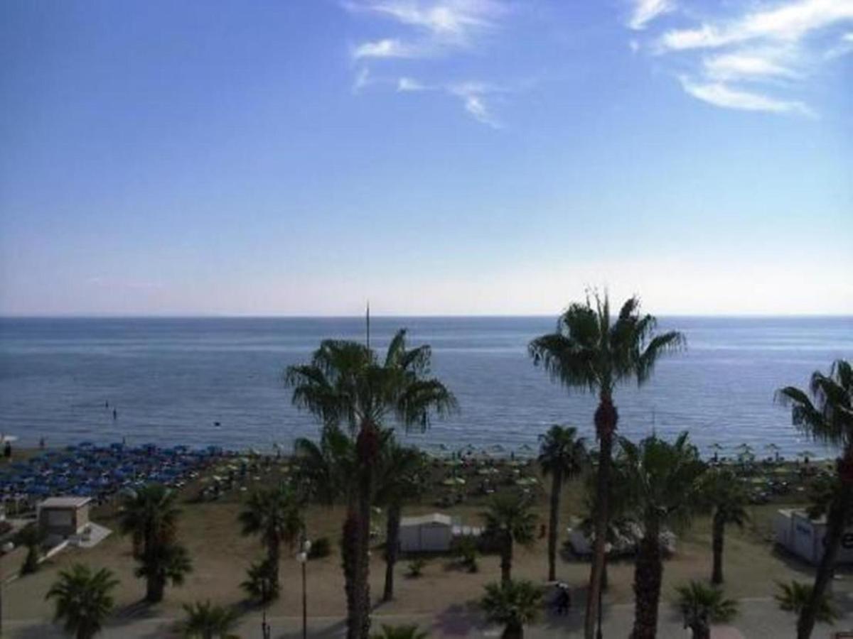 Sunorama Beach Apartment - B&B Larnaka