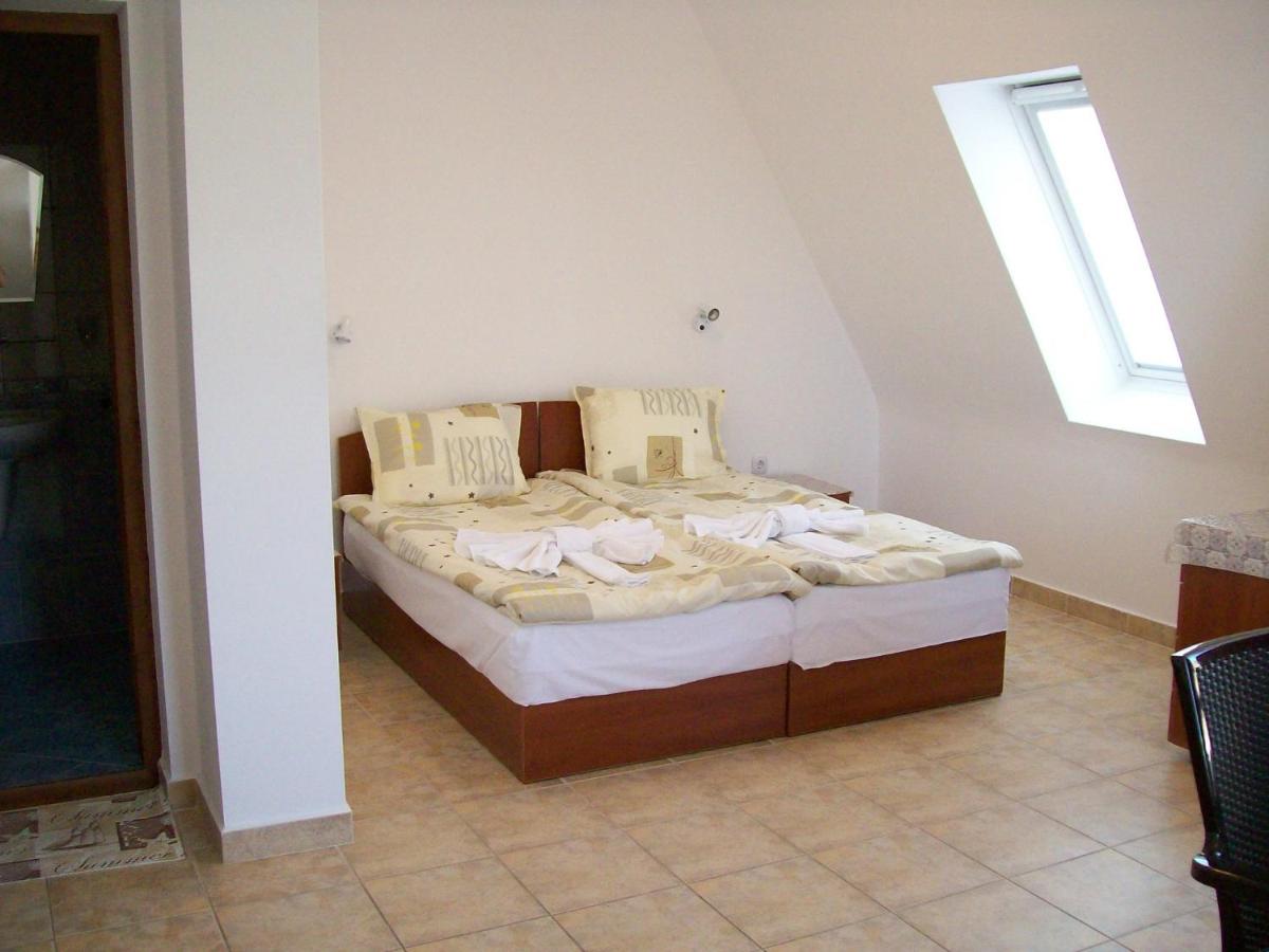Family Room (2 Adults + 2 Children)