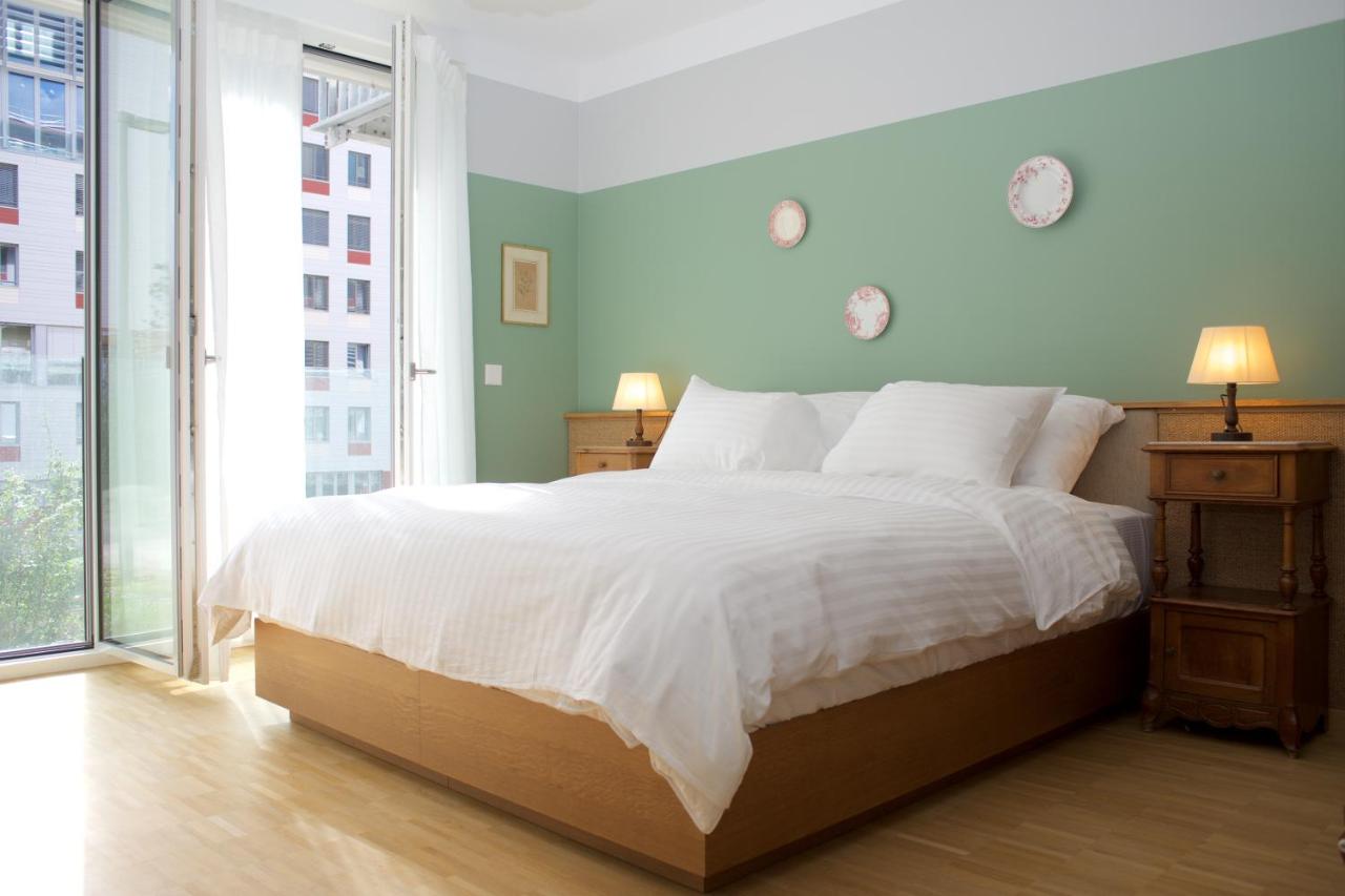 Habitación con cama extragrande y vistas al jardín