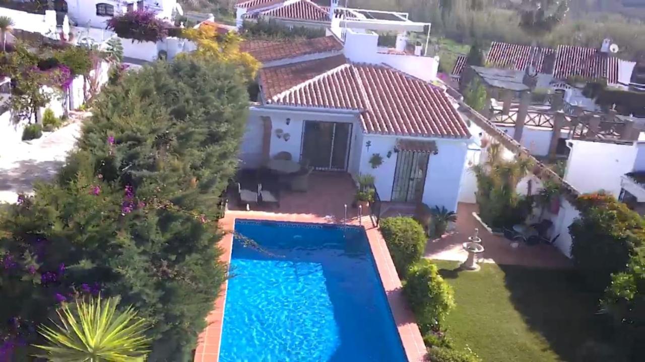 BONITA VILLA EN NERJA CASA PALOMAS - B&B